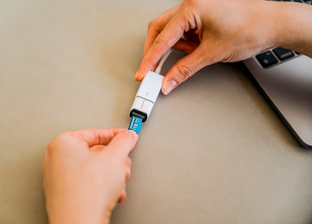Técnico instalando el router de fibra óptica junto al escritorio de un despacho en casa