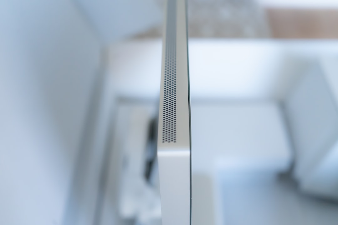 Perfil lateral del Xiaomi TV 3 mostrando su grosor reducido y el soporte metálico